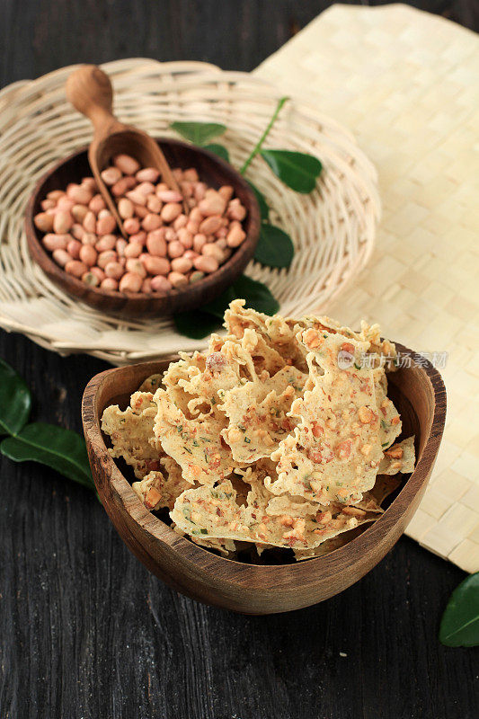 Rempeyek Kacang或Peyek Kacang是来自印度尼西亚爪哇的传统小吃。Rempeyek是用米粉和水炒成的，上面有花生。通常与墨西哥煎蛋饼一起食用